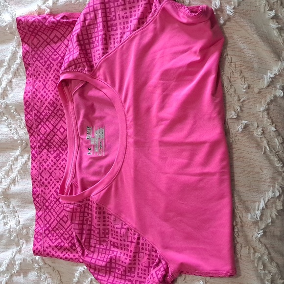 Under Armour Tops - UNDER ARMOUR EXTRA SMALL TEE